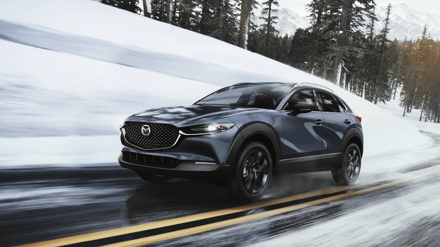 Vue avant de la Mazda CX-30 2025 sur route enneigé