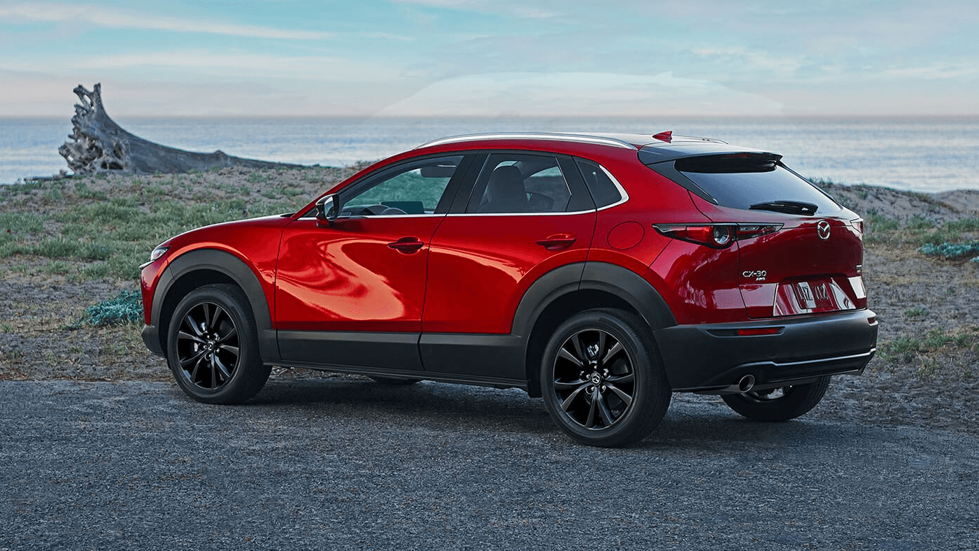 Vue arrière de la Mazda cx-30 2025 en arrêt sur le bord de mer