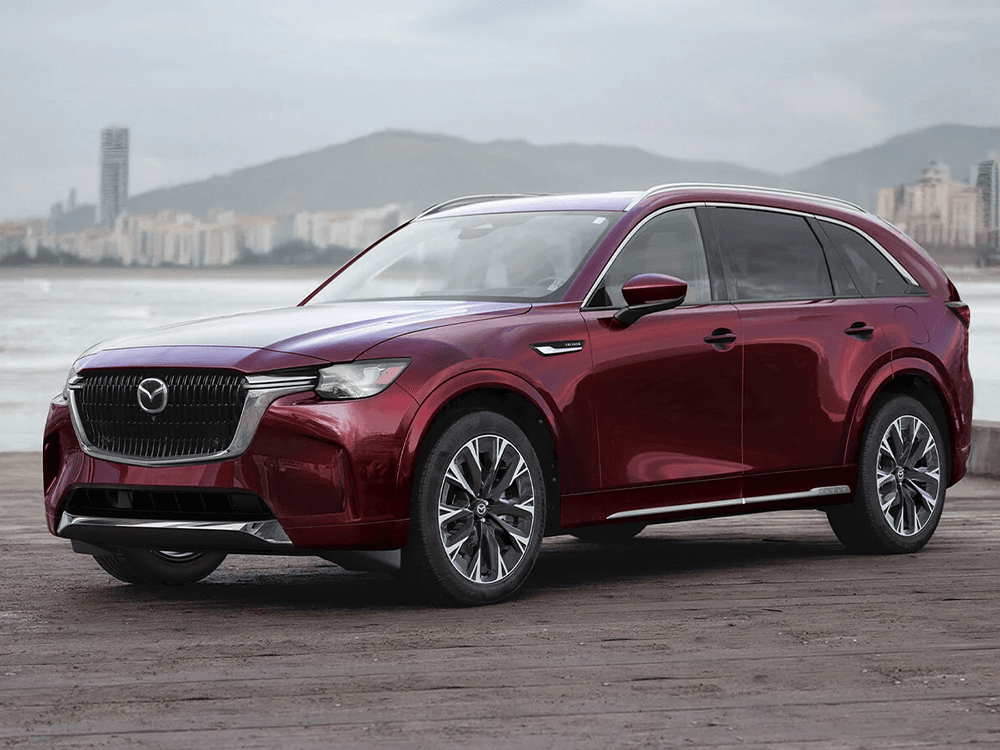 Vue 3/4 avant du Mazda CX-90 2025 en arrêt sur la route.