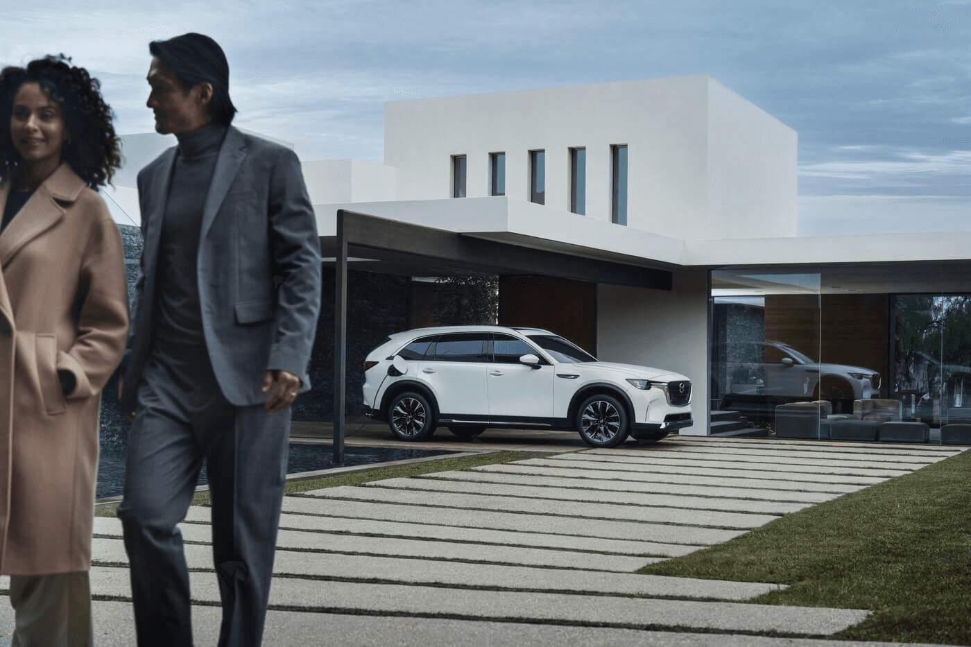 Un couple à distance du Mazda CX-90 PHEV 2025.