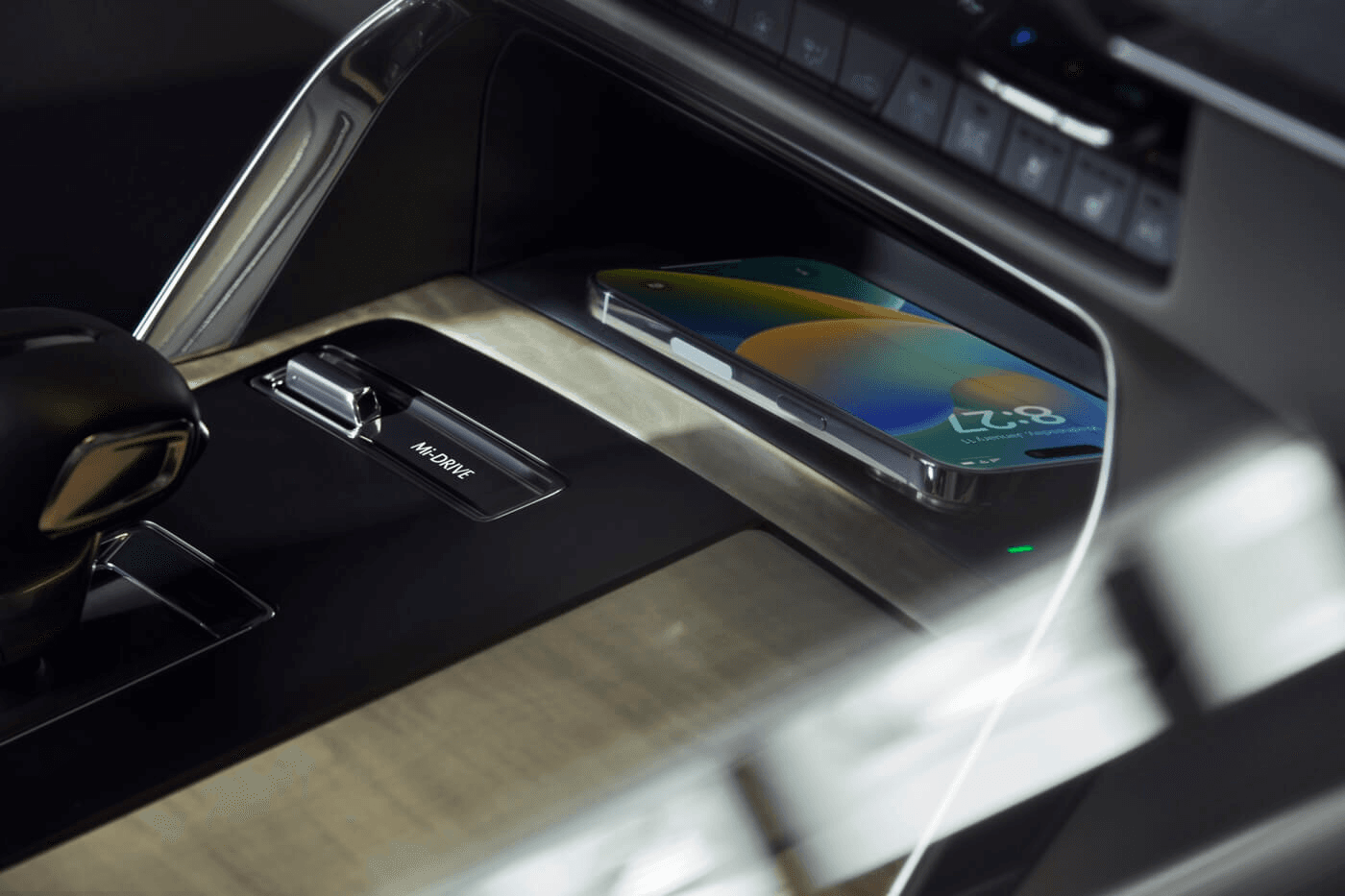 Téléphone à porter de main dans le Mazda CX-90 PHEV 2025.