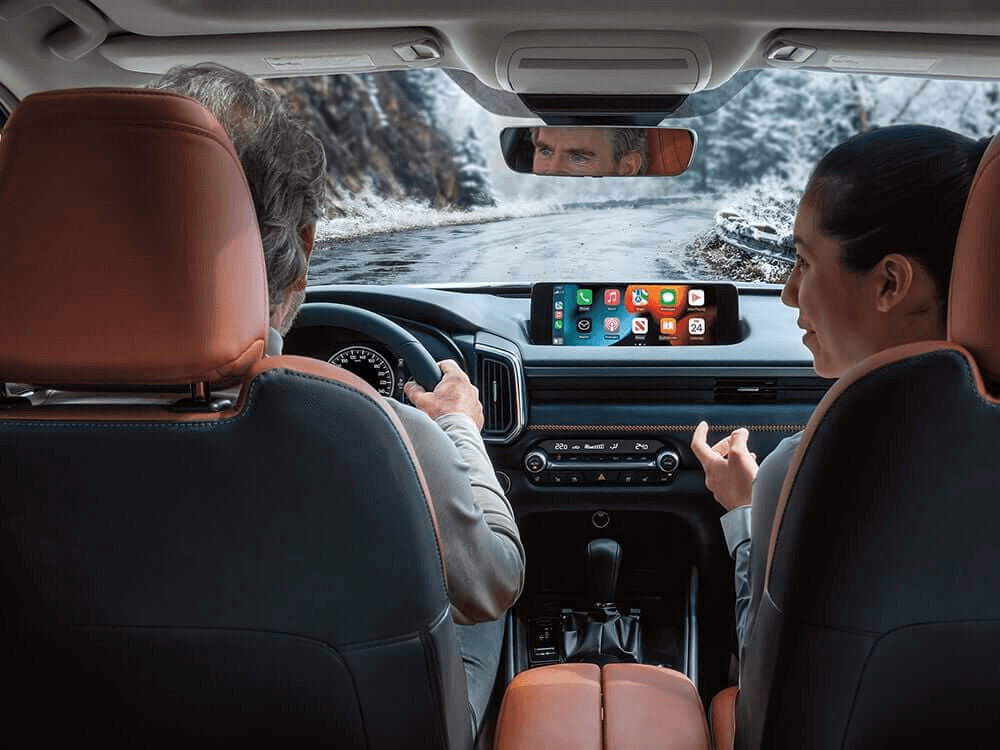 Conducteur et passager avant à bord du Mazda CX-50 2025.
