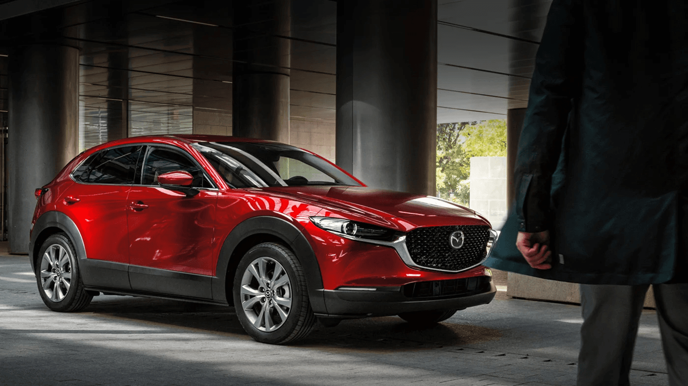 Vue latérale avant de la Mazda CX-30 2025 dans un stationnement sous-terrain