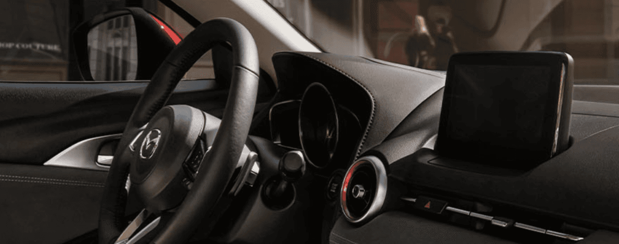 Tableau de bord et volant Mazda vue latérale